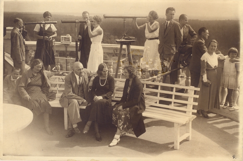 20. gs. 30. gadi. Ķemeru ūdenstorņa skatu platforma – iecienīts kūrorta viesu apmeklējuma objekts. 