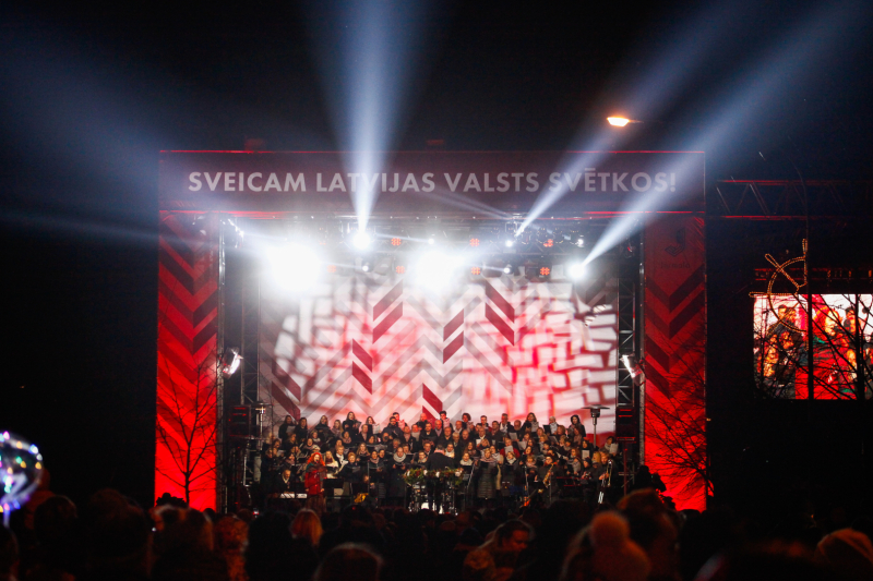 Valsts svētku koncerts ar māksliniekiem uz skatuves un skatītājiem