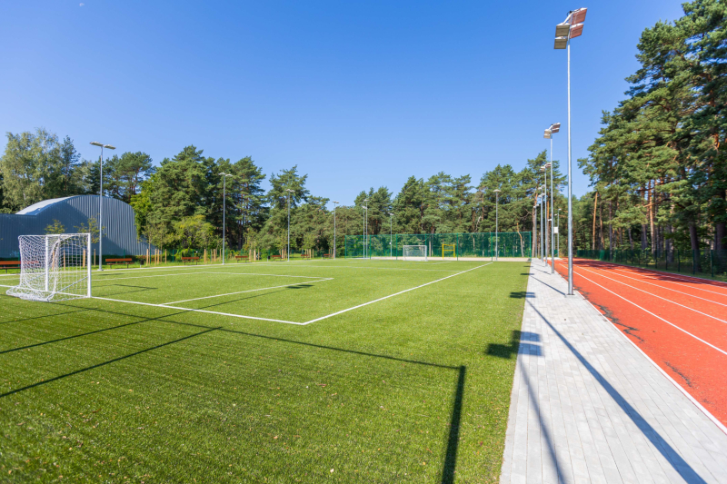 Jūrmalas Aspazijas skolas āra sporta laukums pavasarī
