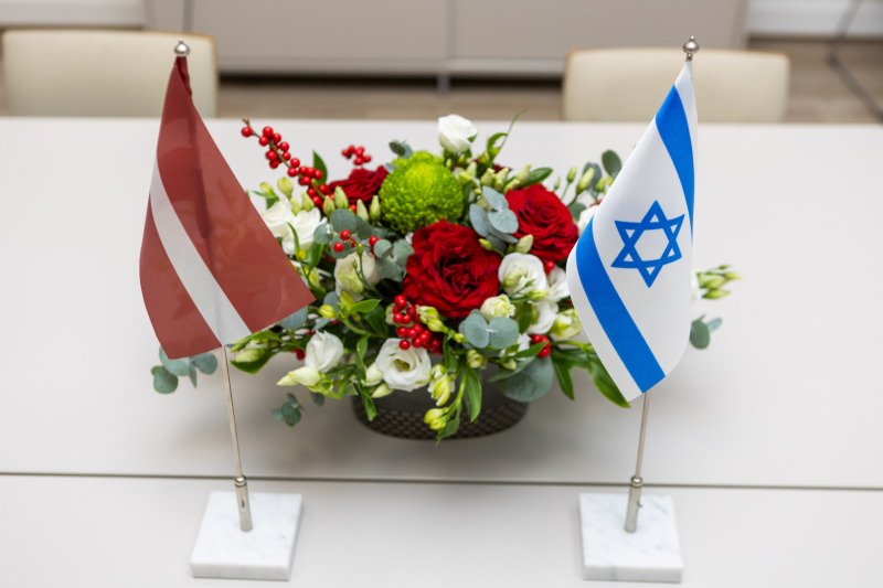Latvijas un Izraēlas karogs uz kopēja galda