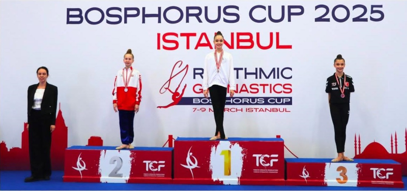 No kreisās: trenere Olga Timofejeva, Darja Žuravļova