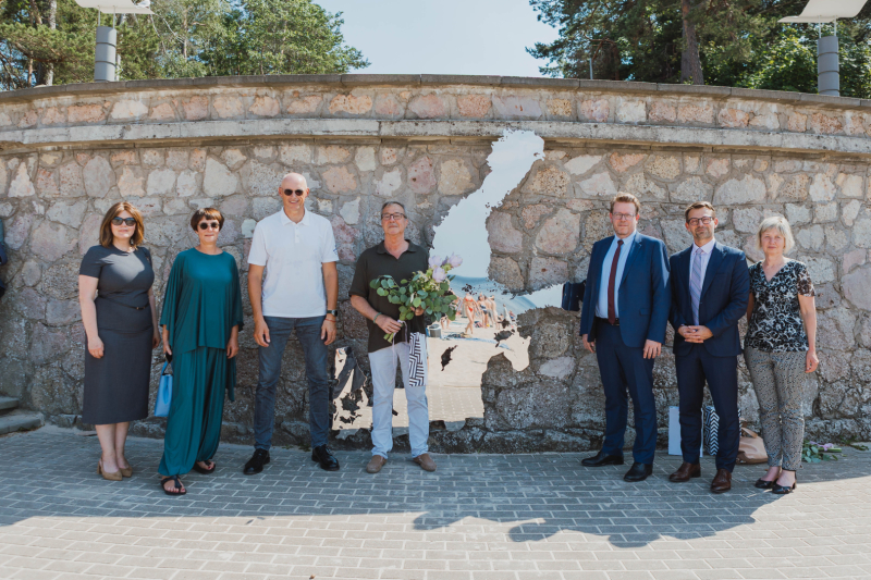 Dzintaru pludmalē cilvēki pie Mare Balticum atklāšanā