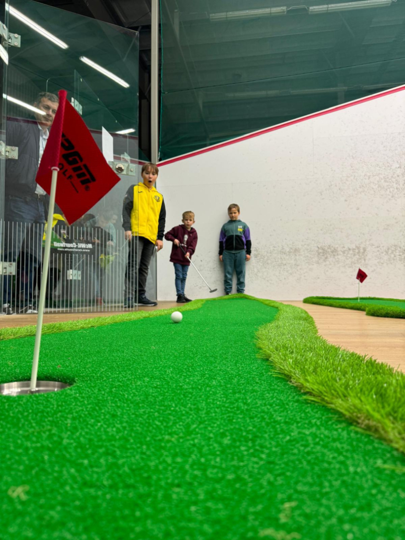 Spēlē golfu