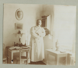 Foto Dr. Vladimirs Kuharenko savā darba kabinetā, 20.gs. sākums