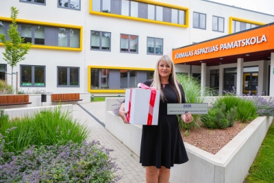 Grupā Jūrmalas valstspilsētas pašvaldības iestādes un kapitālsabiedrības&nbsp;goda plāksne piešķirta Jūrmalas Aspazijas pamatskolai.