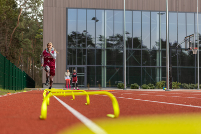 Aspazijas skolas stadions, skrien meitene