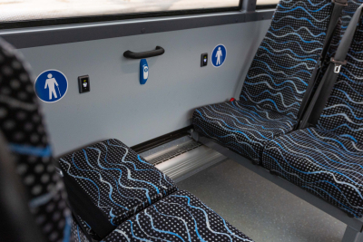 autobuss, kurā ir norādes, ka pieejama telefona lādēšanas iespēja