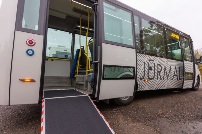 autobuss, kuram pieejama uzbrauktuve ratiņkrēslam vai bērnu ratiņiem