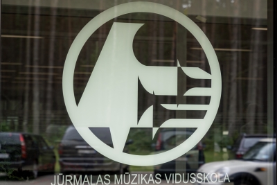 Jūrmalas mūzikas vidusskolas loga skats ar uzrakstu Jūrmalas Mūzikas vidusskola