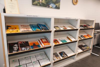 Šajā attēlā redzamas grāmatu plauktu rindas bibliotēkā