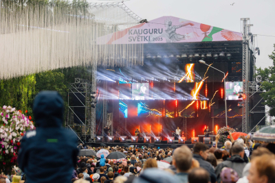 Kauguru svētki ar skatuvi, kur uzstājas mākslinieki