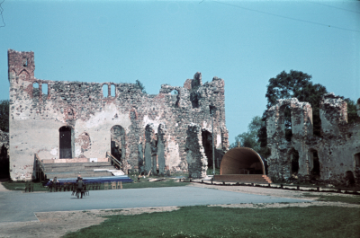 Dobeles pilsdrupas, ap 1939. gadu. Fotogrāfs Pauls Stradiņš, krāsu diapozitīvs. Pētera Stradiņa īpašums