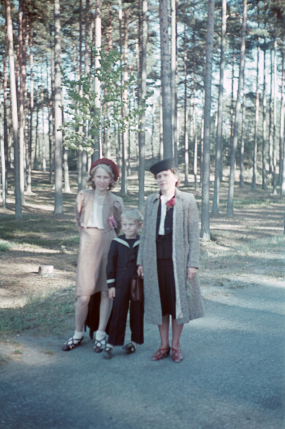 Profesora Paula Stradiņa sieva ar bērniem. Rīgas Jūrmala, ap 1939. gadu. Fotogrāfs Pauls Stradiņš, krāsu diapozitīvs. Pētera Stradiņa īpašums