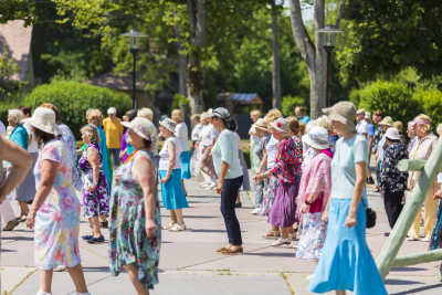Seniori dejo ārā