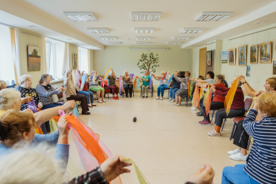 Seniori sēž aplī un vingro