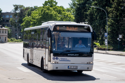 4. autobuss Dubultos saulainā dienas laikā vasarā