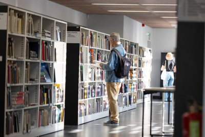 Cilvēks bibliotēkā