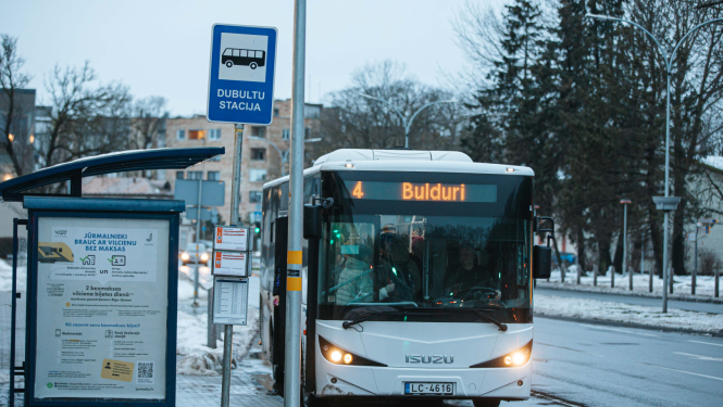Autobuss ar uzrakstu Buduri ziemā pieturā Dubultu stacija