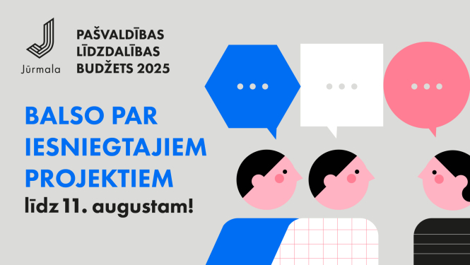 Attēlā ir redzama ilustrācija ar trīs stilizētām cilvēku galvām un runas burbuļiem. Kreisajā pusē ir zilā runas burbulīša teksts latviešu valodā: "Balso par ierosinātajiem projektiem līdz 11. augustam!". Fona krāsa ir gaiši zila, un attēls rada draudzīgu un aicinošu noskaņu, aicinot piedalīties balsošanā.