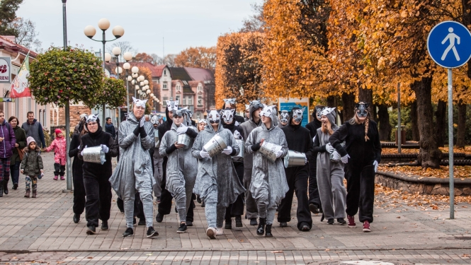 Jauniešu teātra festivāla performance Jomas ielā