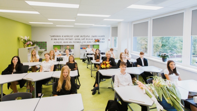 Bērni sēž skolas solos pirmajā skolas dienā