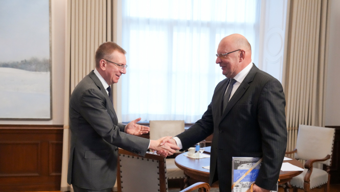 Valsts prezidents sarokojas ar Jāni Lediņu