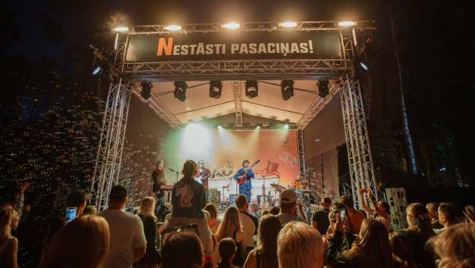 Nestāsti pasaciņas skatuve
