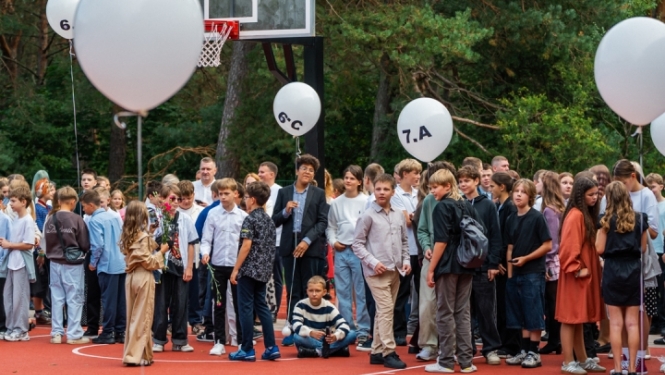 1. septembris svinīgā daļa skolas pagalmā