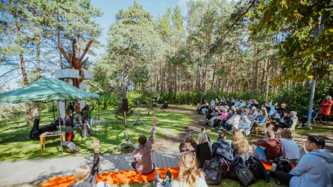 Dzejas dienas pie Raiņa priedes