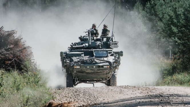 tanks brauc pa ceļu