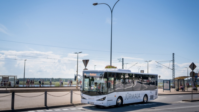 4. autobuss vasarā stacijā Majori