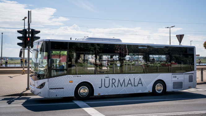 Autobuss brauc pa Jūrmalu