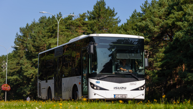 Autobuss vasarā brauc pa Jūrmalu