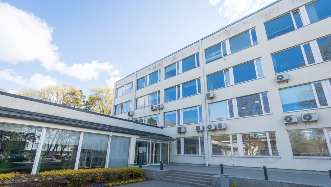 Jūrmalas domes ēka no ārpuses pavasarī, redzama ieeja