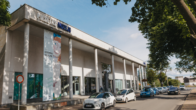 Jūrmalas muzejs no ārpuses, pie kuras ceļa malā stāv automašīnas