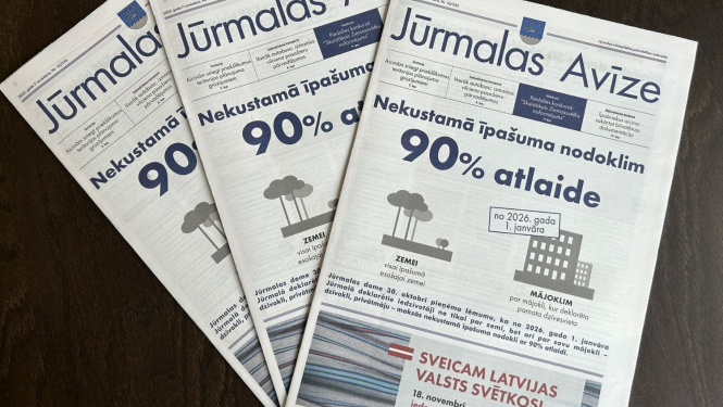 Uz galda stāv trīs Jūrmalas avīzes
