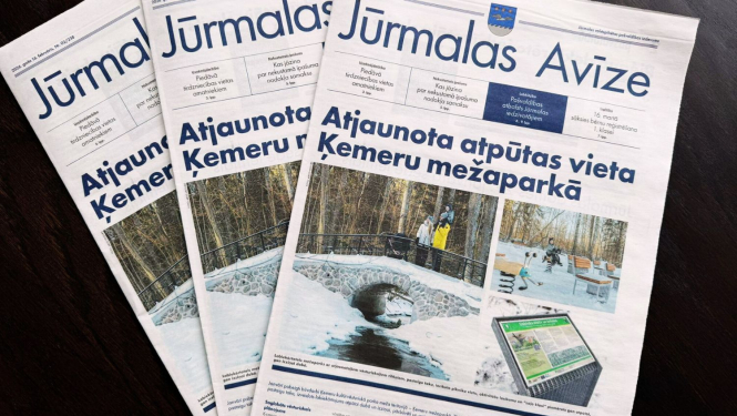 Jūrmalas Avīzes februāra trīs numuri stāv uz galda 