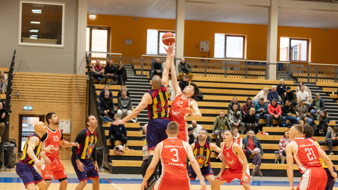 Basketbola spēles sākuma iemetiens starp divām komandām sporta zālē