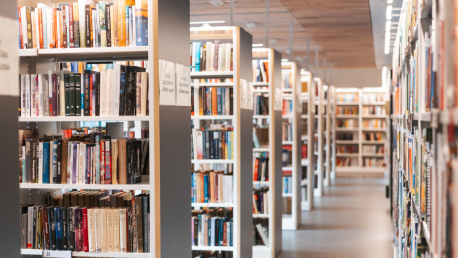 Grāmatu plaukts Jūrmalas Centrālajā bibliotēkā