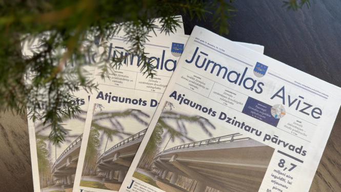 Jūrmalas avīzes stāv uz galda