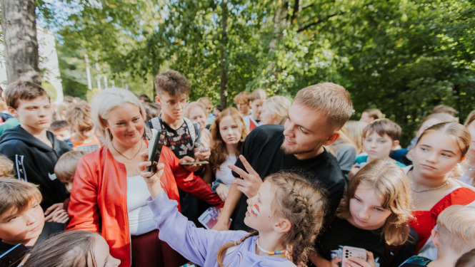 Artūrs Žagars ar skolēniem