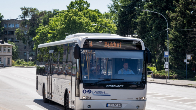 4. autobuss Dubultos saulainā dienas laikā vasarā