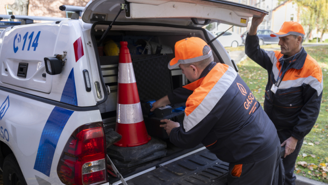 Gaso darbinieki pie mašīnas