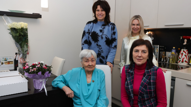 Jūrmalnieci Mariju Siļicku 100 gadu jubilejā sveica Jūrmalas domes priekšsēdētāja Rita Sproģe (attēlā no labās) un Labklājības pārvaldes vadītāja Laima Grobiņa. Otrajā rindā no labās – M. Siļickas mazmeita Karina Siļicka. 