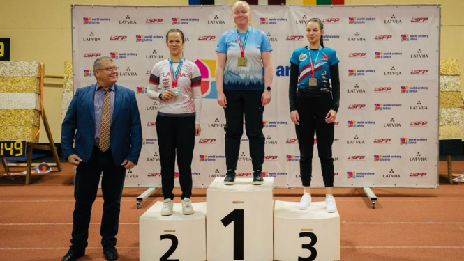 Jūrmalniecei Anetei Kreicbergai sudraba medaļas loka šaušanā