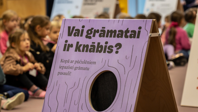 Izstādes "Vai grāmatai ir knābis" afiša