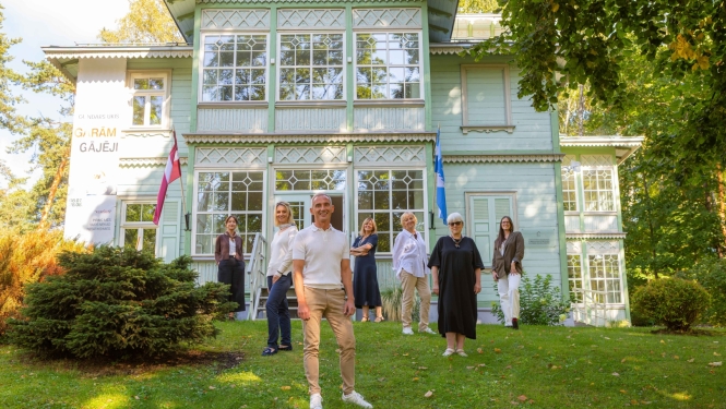 JKVDC darbieku kopbilde ārpusē pie JKVDC ēkas