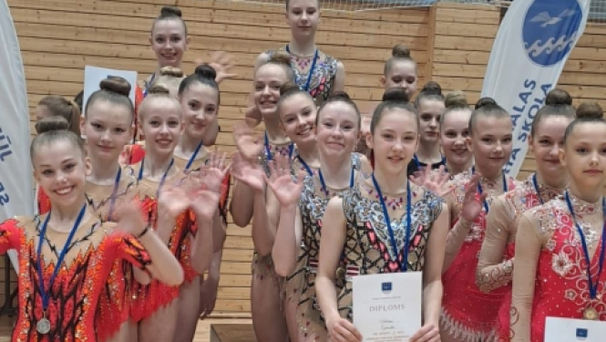 Junioru sporta klases grupu vingrojuma komanda