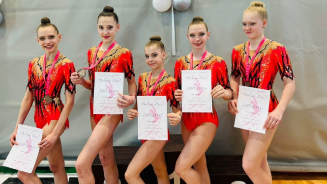 Junioru sp.kl. 1. komanda no kreisās uz labo: Marta Ločmele, Stefānija Belova, Renāte Erba, Linda Ieviņa, Anastasija Andžāne