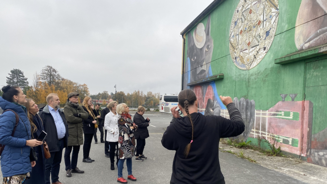 Darba grupa Ieslēdz Kaugurus pie kultūras iestādes